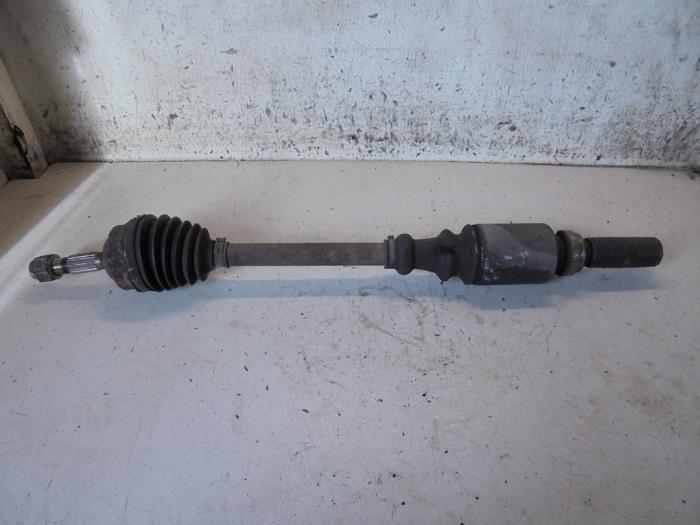 Gebrauchte Antriebswelle rechts vorne Peugeot 106 II 1.4 XN,XR,XS,XT Preis € 25,00 Margenregelung angeboten von Hans Auto Onderdelen