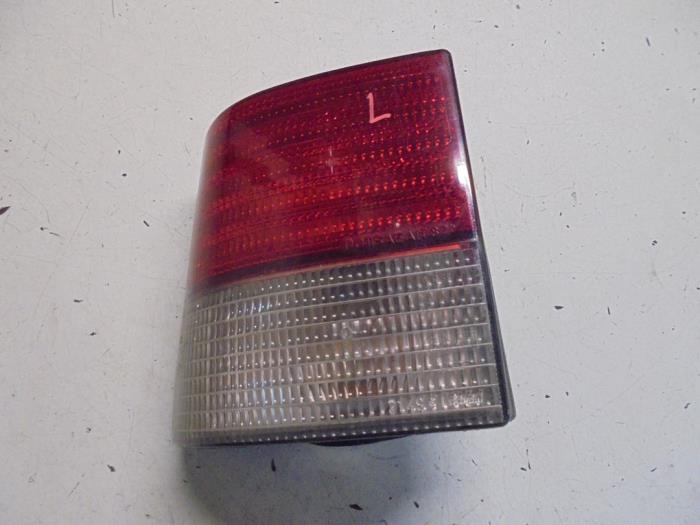 Luz trasera izquierda de un Peugeot 405 II Break (4E) 1.6 GRi,SRi 1995