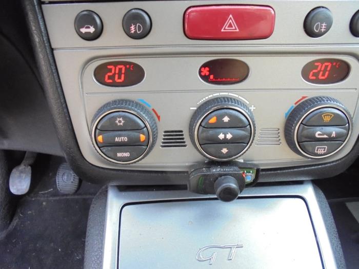 Panel de control de calefacción de un Alfa Romeo GT (937) 2.0 JTS 16V 2006
