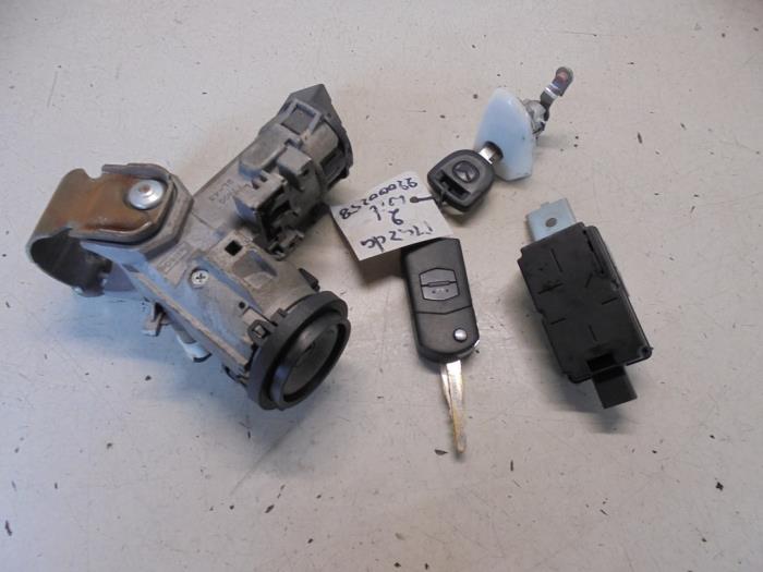 Set of locks from a Mazda 2 (DE) 1.3 16V S-VT High Power 2008