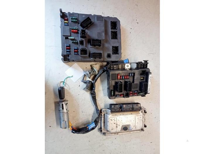 Gebrauchte Schlossset Peugeot 206 (2A/C/H/J/S) 1.6 16V Preis € 50,00 Margenregelung angeboten von Hans Auto Onderdelen