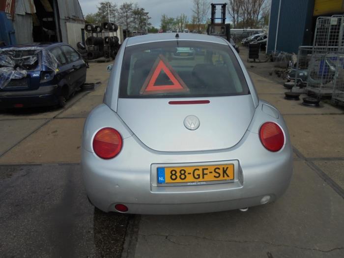 Salpicadero izquierda detrás de un Volkswagen New Beetle (9C1/9G1) 1.6 2000