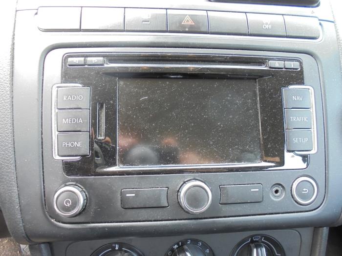 Reproductor de CD y radio de un Volkswagen Polo V (6R) 1.2 TDI 12V BlueMotion 2013