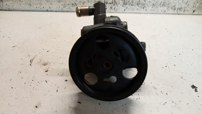 Usagé Pompe de direction Ford Fiesta 4 1.3i Prix € 30,00 Règlement à la marge proposé par Hans Auto Onderdelen