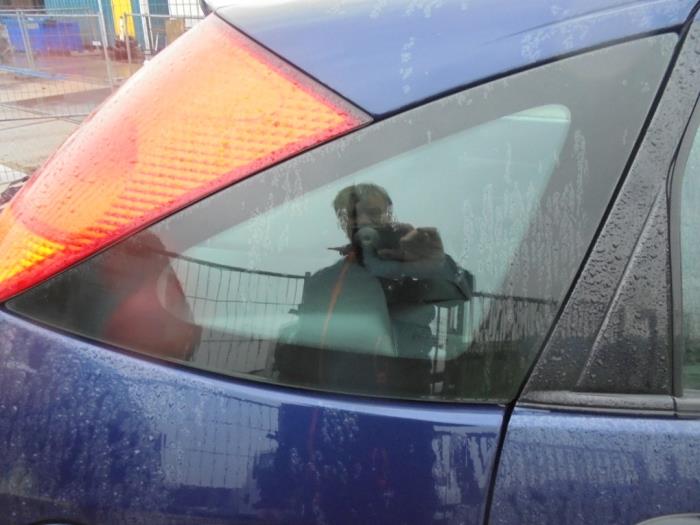 Usados Ventanilla triangular derecha detrás Ford Focus 1 1.6 16V Precio € 30,00 Norma de margen ofrecido por Hans Auto Onderdelen