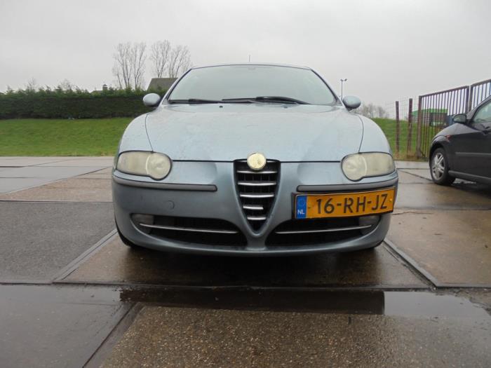 Pare choc avant d'un Alfa Romeo 147 (937) 1.6 Twin Spark 16V 2005