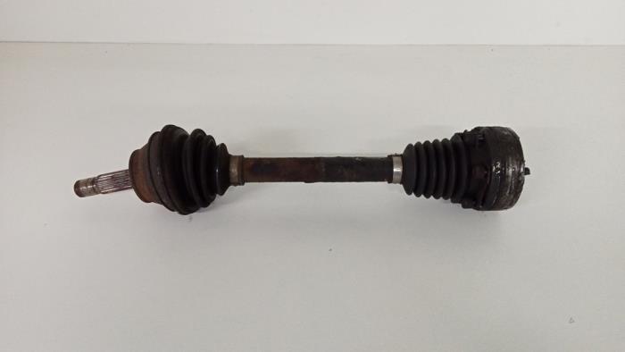 Front drive shaft, left from a Volkswagen Polo II Coupé (86) 1.3 Kat. 1994