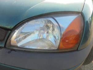 Używane Reflektor lewy Ford Fiesta 4 1.25 16V Cena € 25,00 Procedura marży oferowane przez Hans Auto Onderdelen
