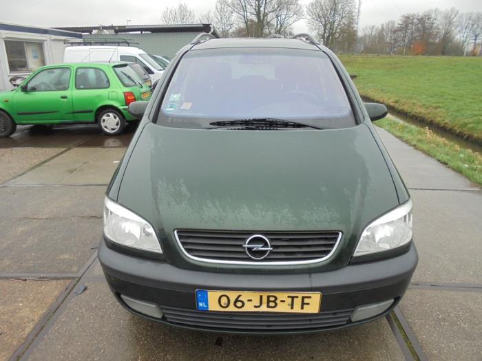 Vitre triangulaire avant droite d'un Opel Zafira (F75) 2.2 16V 2002