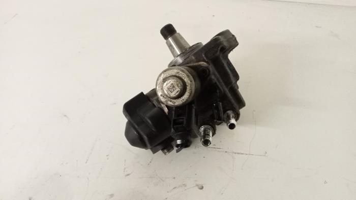 Mechanical fuel pump from a Volkswagen Polo V (6R) 1.2 TDI 12V BlueMotion 2011