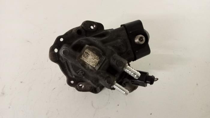 Mechanical fuel pump from a Volkswagen Polo V (6R) 1.2 TDI 12V BlueMotion 2011