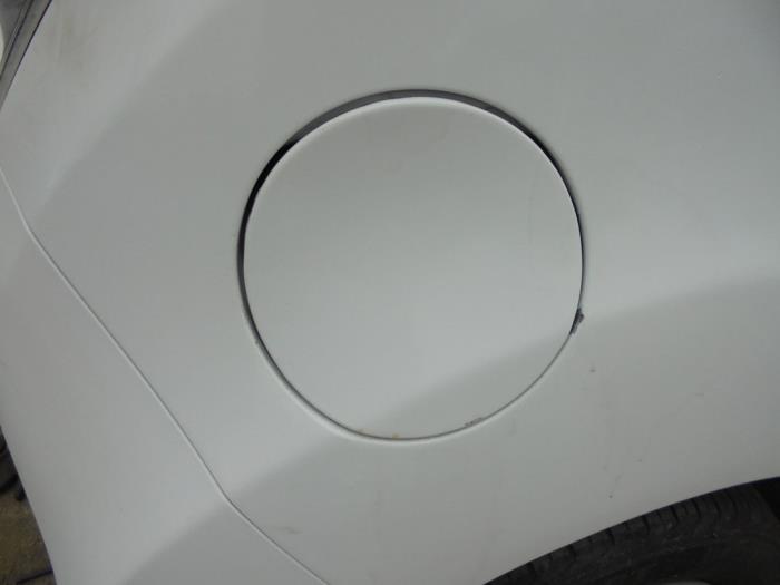 Tankklappe van een Chevrolet Spark (M300) 1.0 16V Bifuel 2012