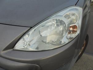 Used Headlight, left Peugeot Partner Tepee (7A/B/C/D/E/F/G/J/P/S) 1.6 HDI 75 16V Phase 1 Price € 75,00 Margin scheme offered by Hans Auto Onderdelen