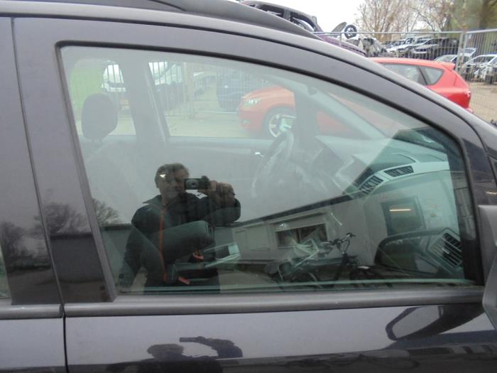 Door window 4-door, front right from a Opel Zafira (M75) 1.9 CDTI 2005