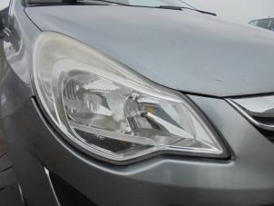 Używane Reflektor prawy Opel Corsa D 1.2 16V Cena € 100,00 Procedura marży oferowane przez Hans Auto Onderdelen