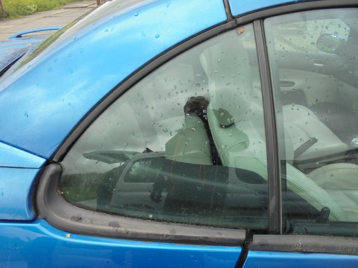 Usados Ventanilla triangular derecha detrás Peugeot 206 CC (2D) 1.6 16V Precio € 25,00 Norma de margen ofrecido por Hans Auto Onderdelen