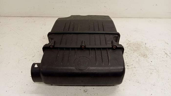 Begagnade Luftfilter Fiat Grande Punto (199) 1.2 Pris € 50,00 Marginaltabell erbjuds av Hans Auto Onderdelen
