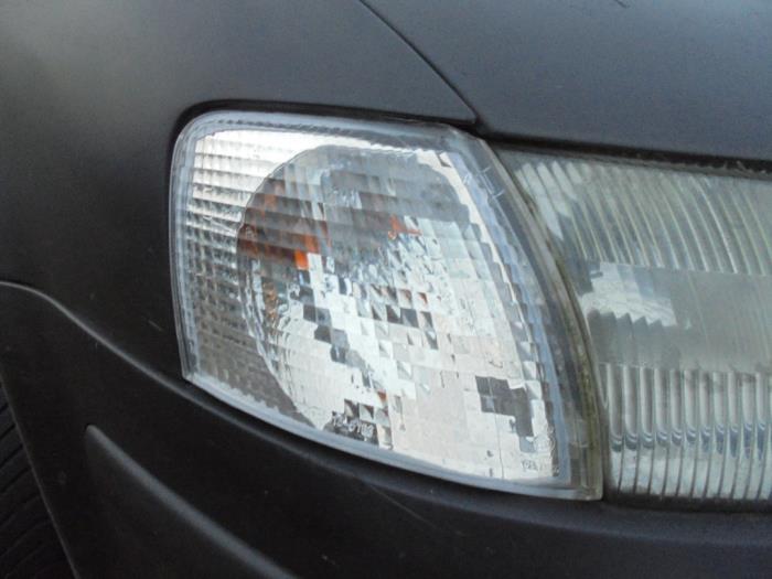 Używane Kierunkowskaz prawy Volkswagen Passat Variant (3B5) 2.3 VR5 Cena € 10,00 Procedura marży oferowane przez Hans Auto Onderdelen