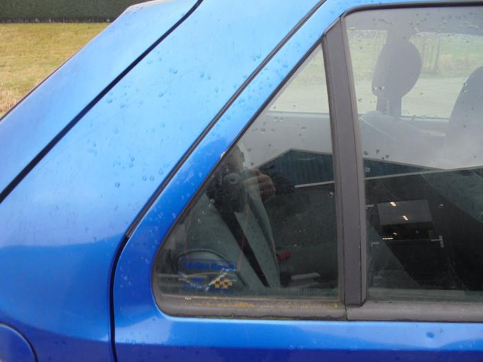Usados Ventanilla triangular derecha detrás Citroen Saxo 1.4i VTR,VTS Precio € 25,00 Norma de margen ofrecido por Hans Auto Onderdelen