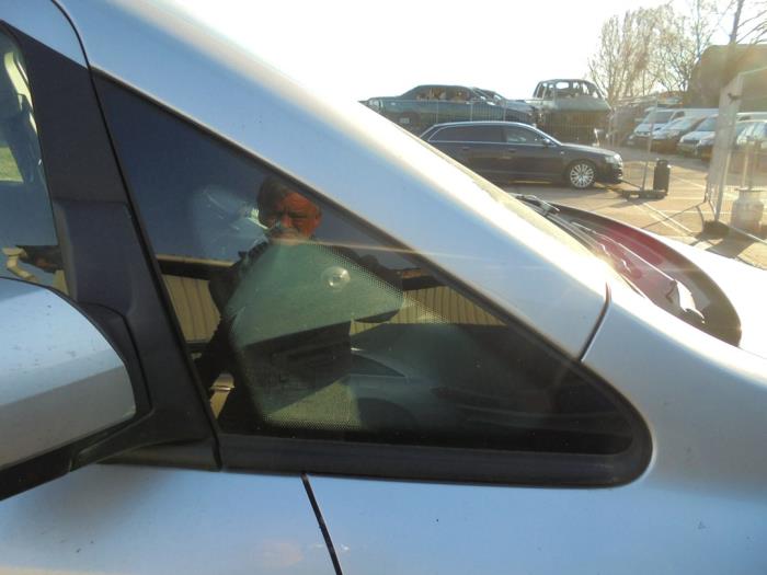 Usados Ventanilla triangular derecha delante Opel Zafira (M75) 1.8 16V Ecotec Precio € 25,00 Norma de margen ofrecido por Hans Auto Onderdelen