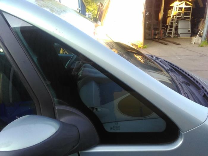 Usados Ventanilla triangular derecha delante Peugeot 1007 (KM) 1.4 Precio € 45,00 Norma de margen ofrecido por Hans Auto Onderdelen