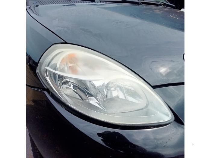 Używane Reflektor prawy Lancia Ypsilon (843) 1.2 Cena € 50,00 Procedura marży oferowane przez Hans Auto Onderdelen