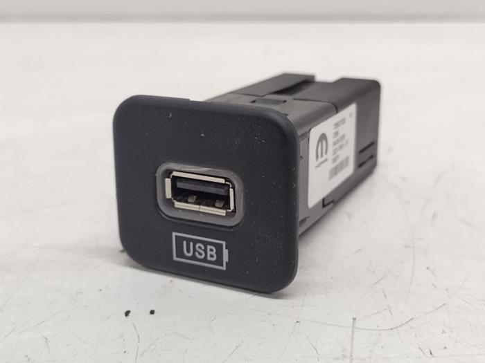 Używane Wtyczka USB Fiat Tipo (356W/357W) 1.0 T3 12V Cena € 15,00 Procedura marży oferowane przez Hans Auto Onderdelen