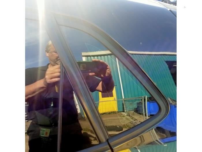 Extra window 4-door, left from a Volkswagen Polo V (6R) 1.4 TDI 12V 90 2016
