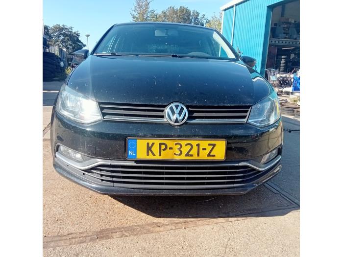 Headlight, right from a Volkswagen Polo V (6R) 1.4 TDI 12V 90 2016