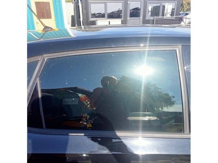 Rear door window 4-door door, rear right from a Volkswagen Polo V (6R) 1.4 TDI 12V 90 2016