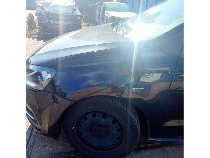 Front wing, left from a Volkswagen Polo V (6R) 1.4 TDI 12V 90 2016