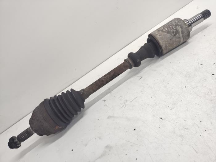Gebrauchte Antriebswelle links vorne Peugeot 306 (7B) 1.4 SL,SR Preis € 25,00 Margenregelung angeboten von Hans Auto Onderdelen