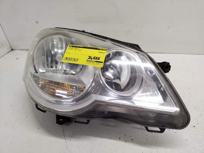 Używane Reflektor prawy Volkswagen Polo IV (9N1/2/3) 1.2 Cena € 35,00 Procedura marży oferowane przez Hans Auto Onderdelen