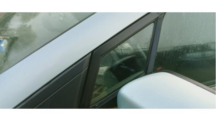 Usados Ventanilla triangular izquierda delante Mazda 5 (CR19) 1.8i 16V Precio € 30,00 Norma de margen ofrecido por Hans Auto Onderdelen