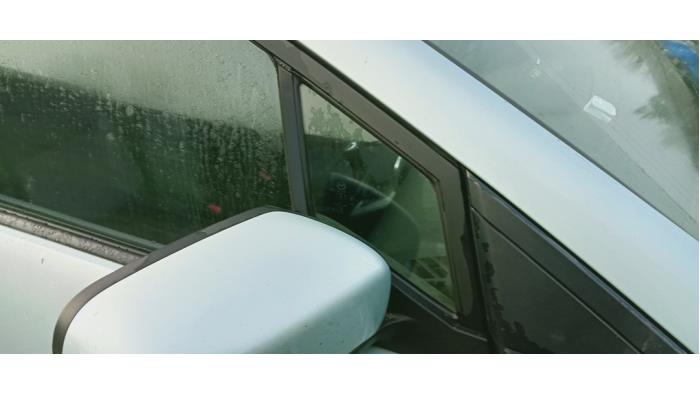 Usados Ventanilla triangular derecha delante Mazda 5 (CR19) 1.8i 16V Precio € 30,00 Norma de margen ofrecido por Hans Auto Onderdelen