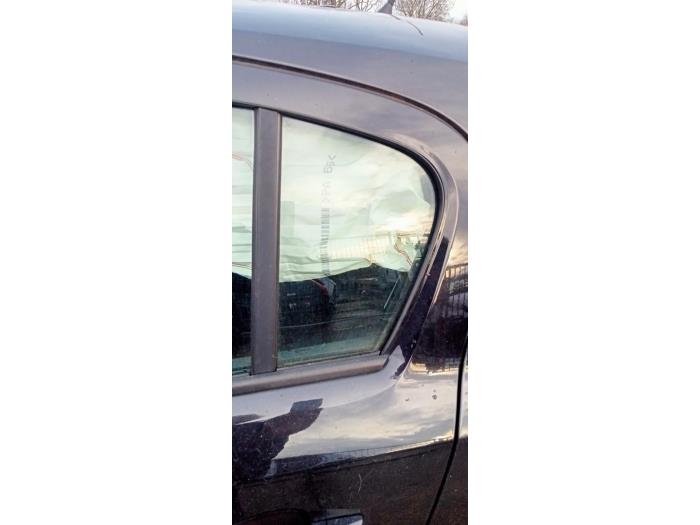 Usados Ventanilla triangular izquierda detrás Opel Corsa D 1.4 16V Twinport Precio € 25,00 Norma de margen ofrecido por Hans Auto Onderdelen