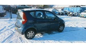 Ventanilla triangular derecha detrás de un Opel Agila (B) 1.0 12V 2009