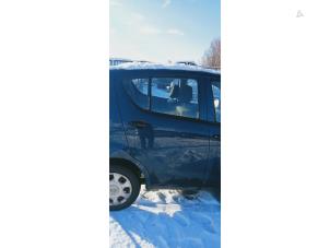 Ventanilla triangular derecha detrás de un Opel Agila (B) 1.0 12V 2009