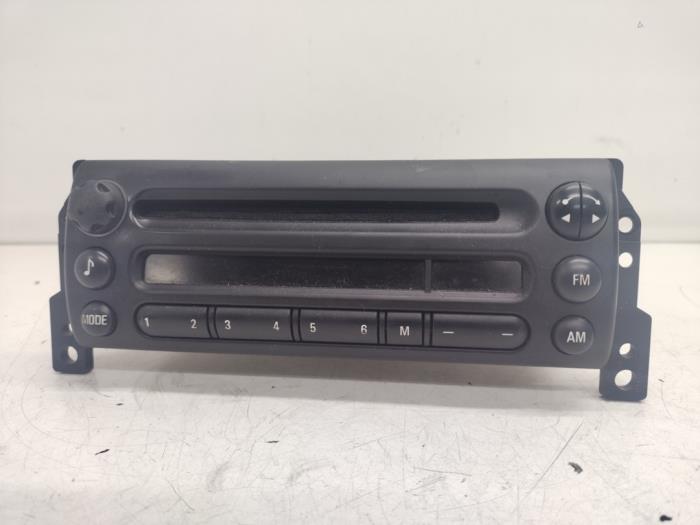 Używane Radio BMW Mini (R50/53) 1.6 16V Cooper Cena € 50,00 Procedura marży oferowane przez Hans Auto Onderdelen