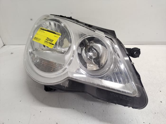 Używane Reflektor prawy Volkswagen Polo IV (9N1/2/3) 1.4 16V 75 Cena € 35,00 Procedura marży oferowane przez Hans Auto Onderdelen