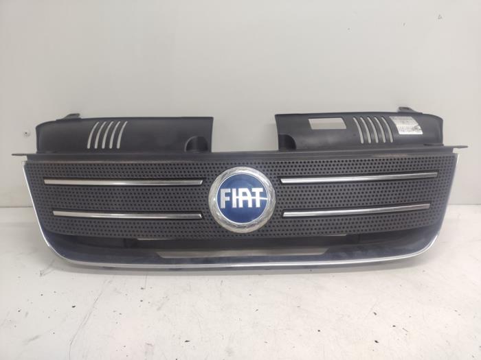 Używane Grill Fiat Idea (350AX) 1.4 16V Cena € 25,00 Procedura marży oferowane przez Hans Auto Onderdelen
