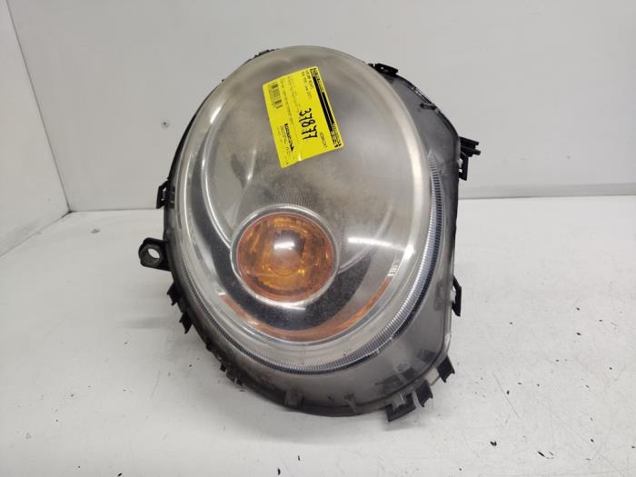 Używane Reflektor prawy Mini Mini (R56) 1.4 16V One Cena € 65,00 Procedura marży oferowane przez Hans Auto Onderdelen