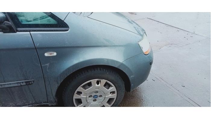 Używane Blotnik prawy przód Fiat Idea (350AX) 1.4 16V Cena € 45,00 Procedura marży oferowane przez Hans Auto Onderdelen