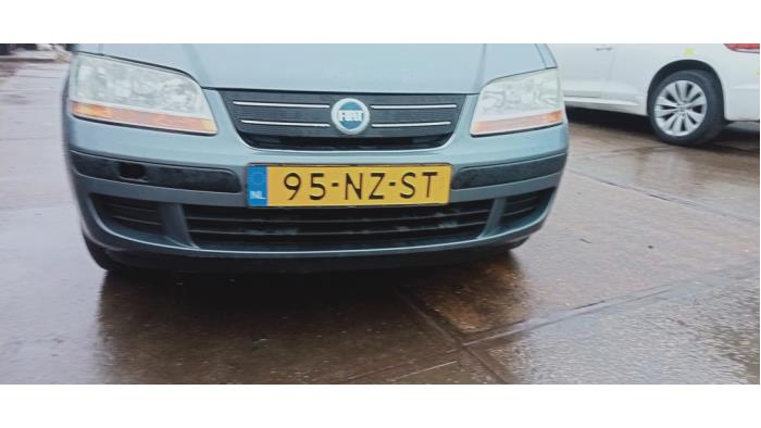 Usados Parachoques Fiat Idea (350AX) 1.4 16V Precio € 60,00 Norma de margen ofrecido por Hans Auto Onderdelen