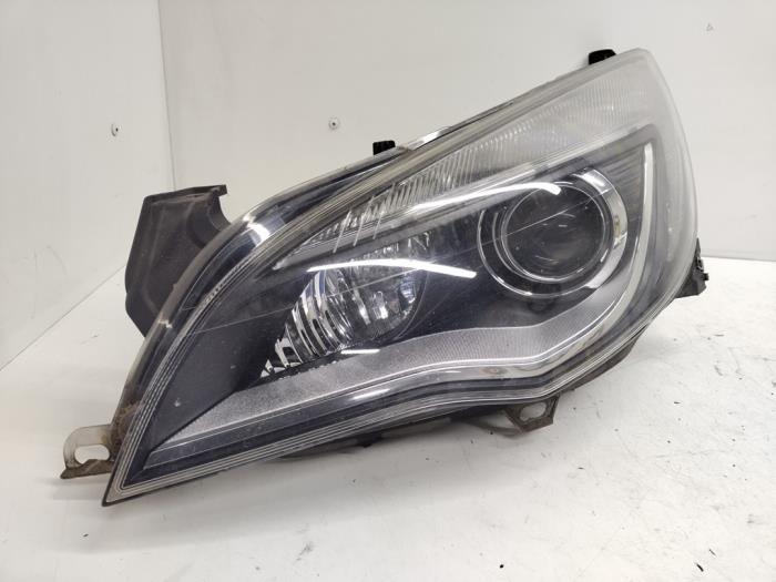 Używane Reflektor lewy Opel Astra J (PC6/PD6/PE6/PF6) 1.4 16V ecoFLEX Cena € 300,00 Procedura marży oferowane przez Hans Auto Onderdelen