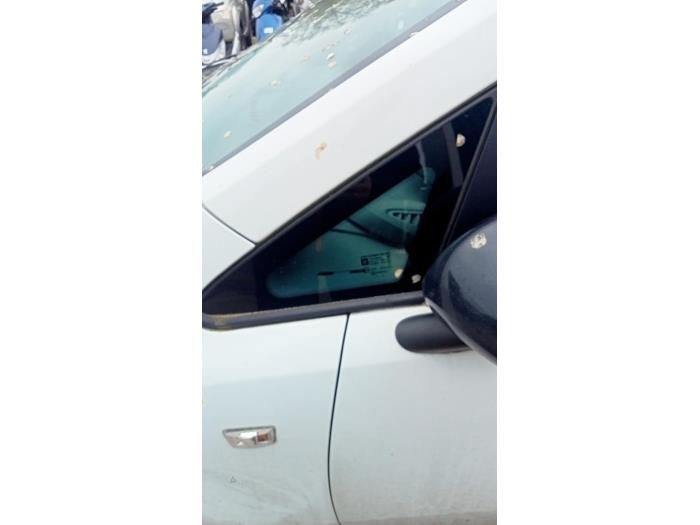 Usados Ventanilla triangular izquierda delante Opel Corsa D 1.2 16V LPG Precio € 30,00 Norma de margen ofrecido por Hans Auto Onderdelen