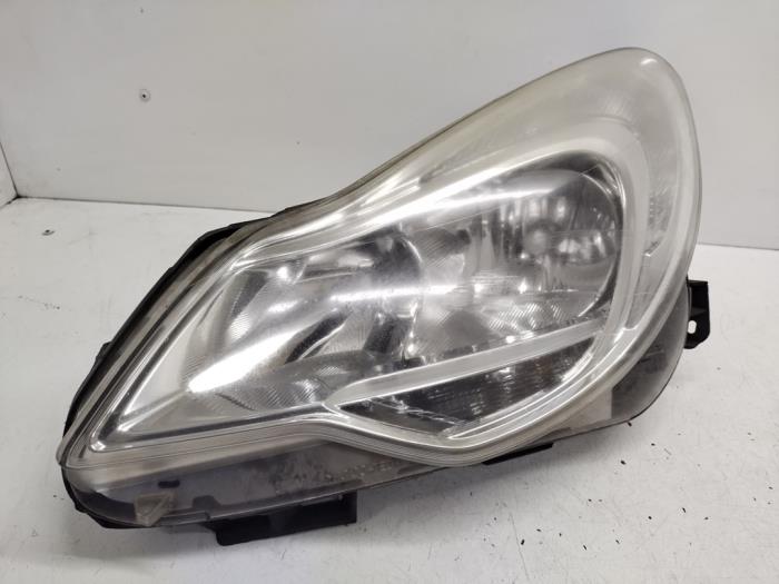 Używane Reflektor lewy Opel Corsa D 1.2 16V LPG Cena € 50,00 Procedura marży oferowane przez Hans Auto Onderdelen