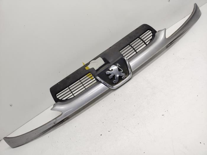 Używane Grill Peugeot 206 (2A/C/H/J/S) 1.4 XR,XS,XT,Gentry Cena € 20,00 Procedura marży oferowane przez Hans Auto Onderdelen