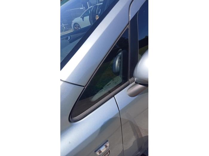 Usados Ventanilla triangular izquierda delante Opel Corsa D 1.2 ecoFLEX Precio € 30,00 Norma de margen ofrecido por Hans Auto Onderdelen