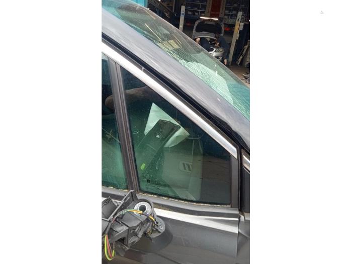 Usados Ventanilla triangular derecha delante Opel Crossland (X) 1.2 12V Precio € 100,00 Norma de margen ofrecido por Hans Auto Onderdelen